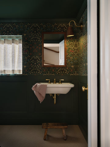 salle d'eau de style milieu du siècle avec une atmosphère patrimoniale