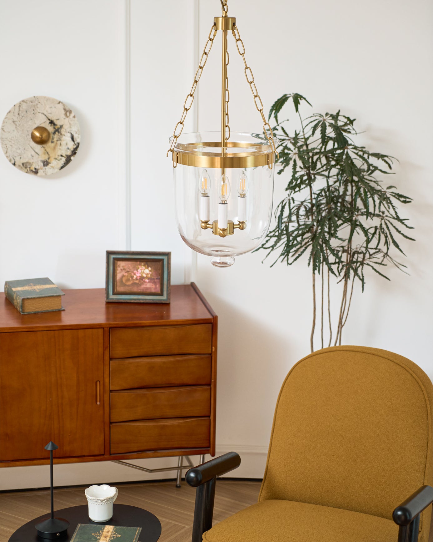 Suspension Chelsea au-dessus du fauteuil et du meuble