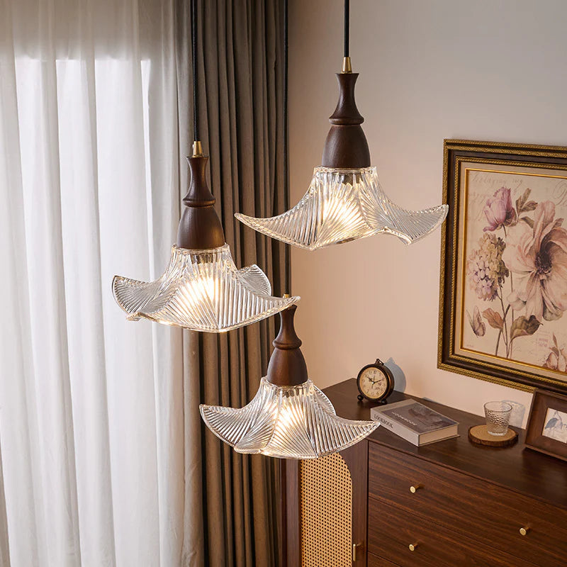 Lámpara colgante Adikia de madera moderna con diseño floral y vidrio artístico 1.webp__PID:4c3763a2-41ce-4887-bf18-5b5c6dc93a4d