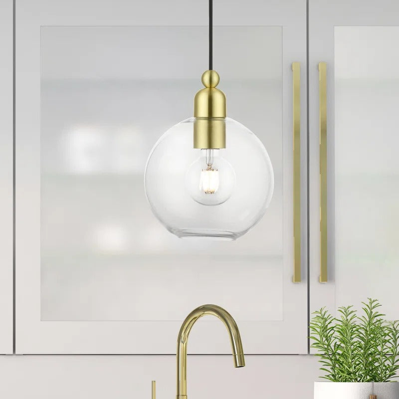 Minimalistische Pendelleuchte „Elle“ aus klarem Glas mit Kuppel scene1.webp__PID:304520e0-5caf-47e7-a75d-17c7d3b8a5a1