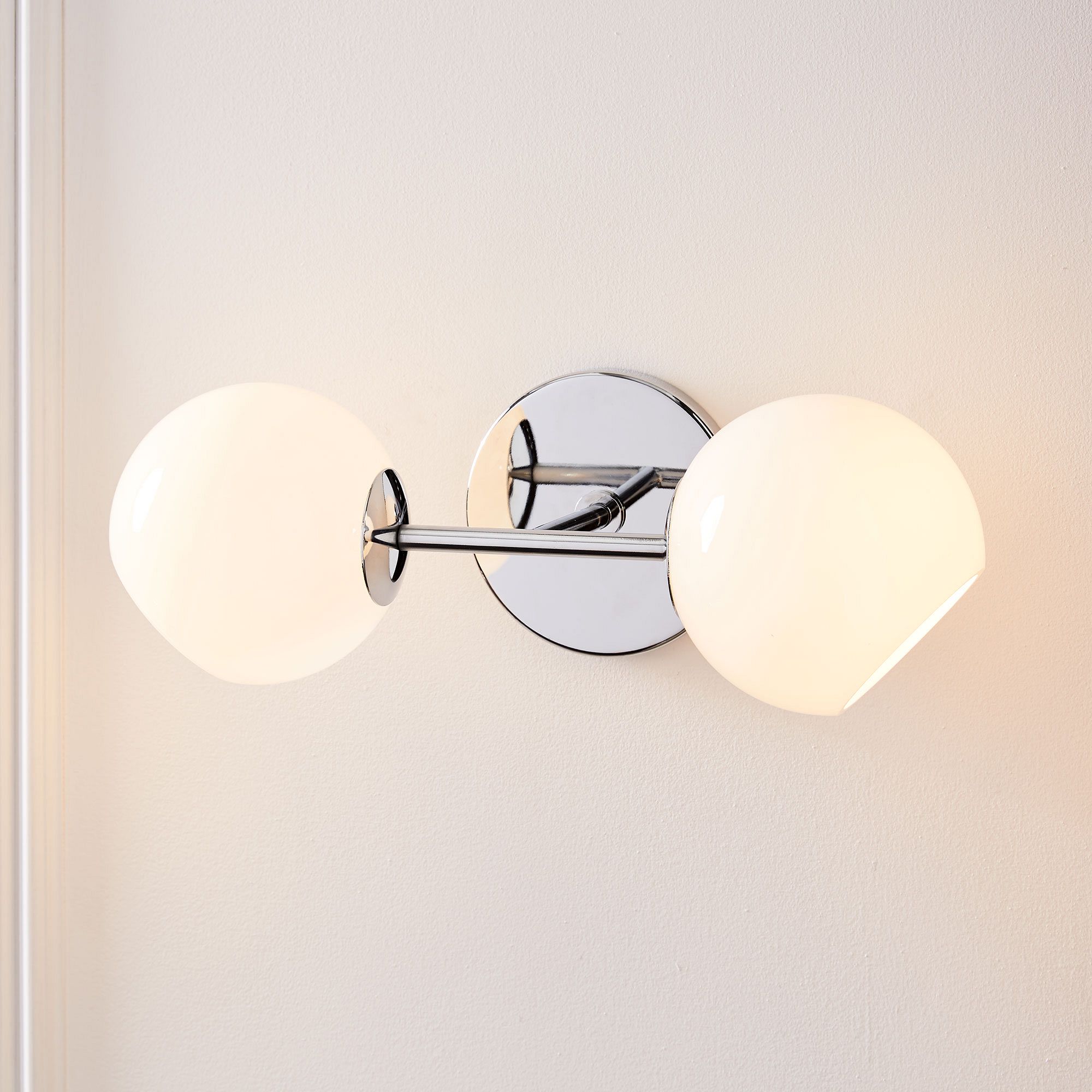 Applique da parete in vetro a globo sfalsato Arke Modern a 2 luci (2).jpg__PID:b911129d-9162-4096-bc90-ebfa8c9c6374