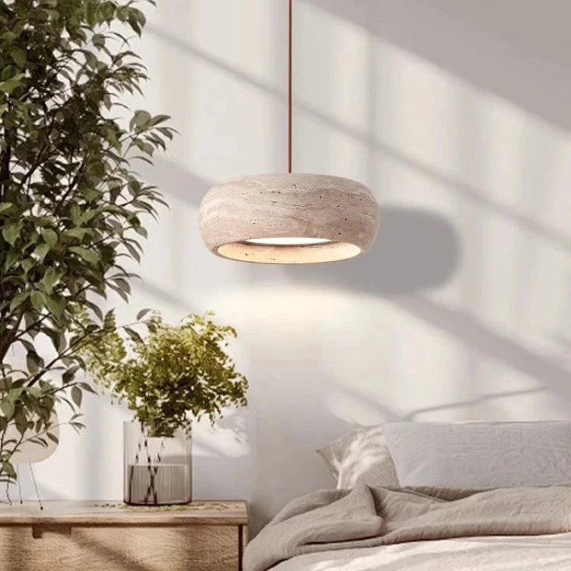 Suspension Kairi montrant une texture de travertin crème chaude et un profil sculptural