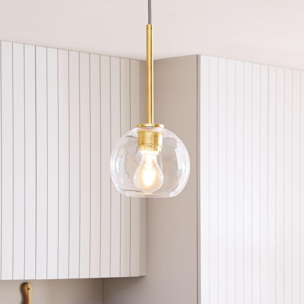 Lampada a sospensione a globo in vetro scultoreo Mireille scene2.webp__PID:342f089e-d68b-4643-9643-c0f2961d9418