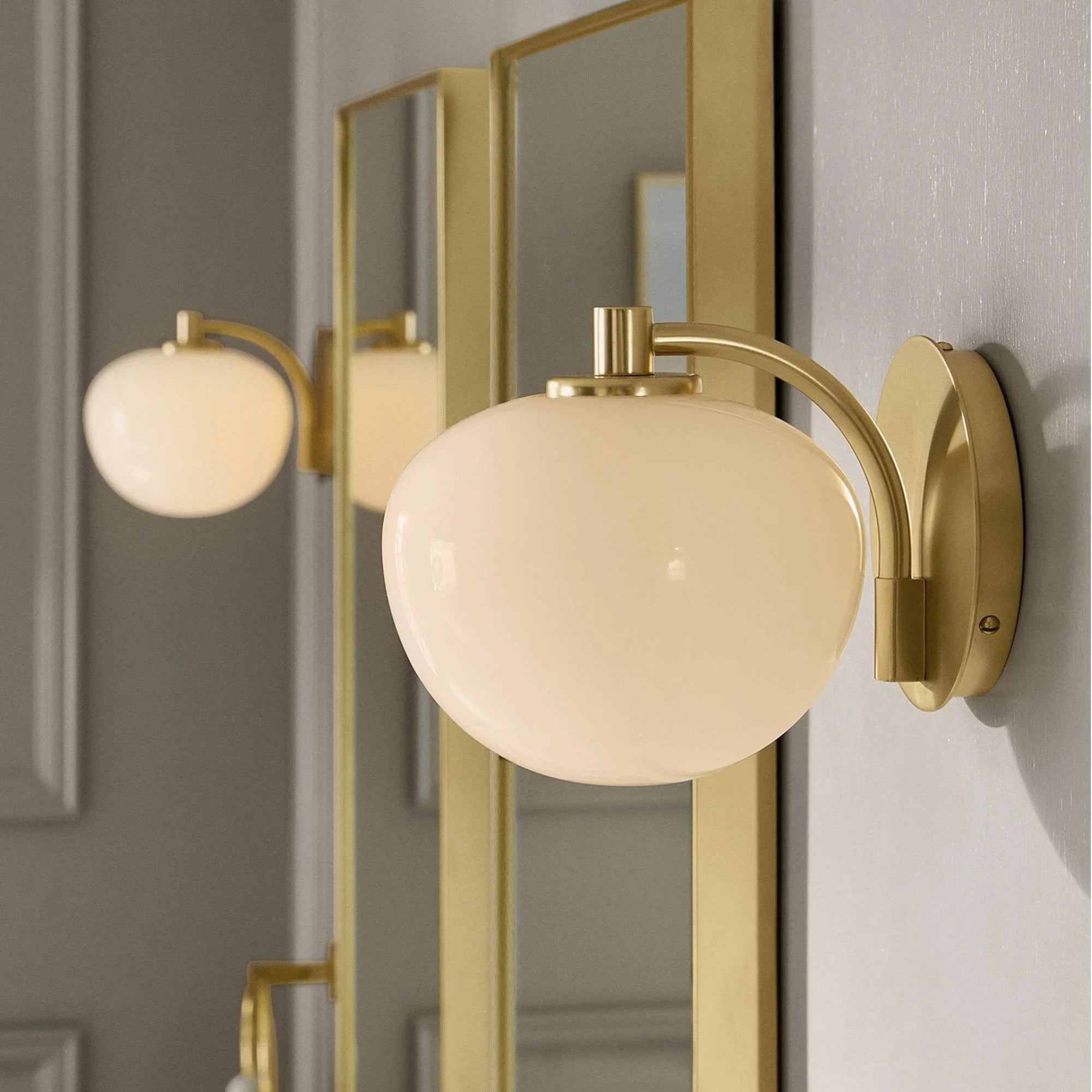 Luminaire de vanité Cassilda moderne et élégant en verre laiteux (4).webp__PID:af481c28-6f9d-4285-b4c3-9c72e36e7500