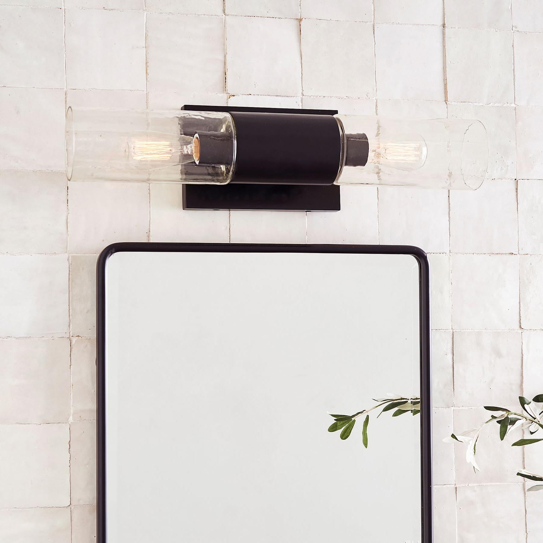 Applique murale Black Evren installée au-dessus d'un miroir de salle de bain