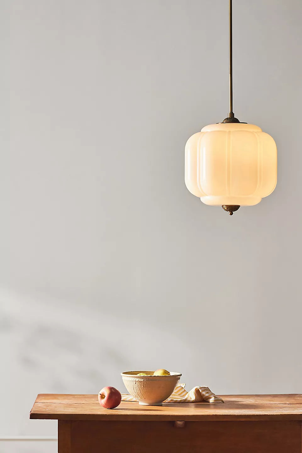 Máni-Vintage-Cream-Glass-Eloise-Pendant-Light (22).webp__PID:f2bc4d22-e481-4e17-b218-3b933b334b65