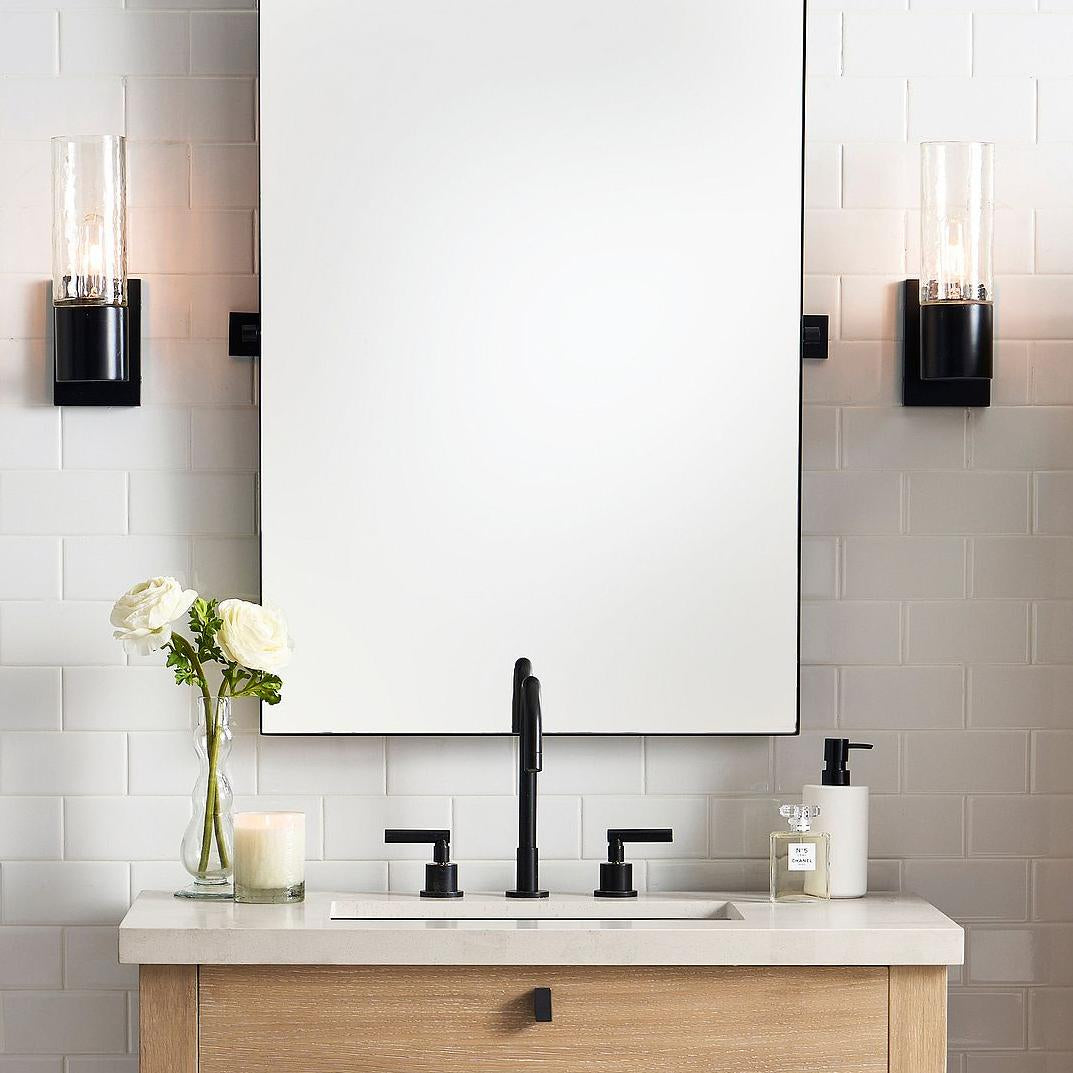 Deux appliques murales noires Evren encadrant un miroir de salle de bain