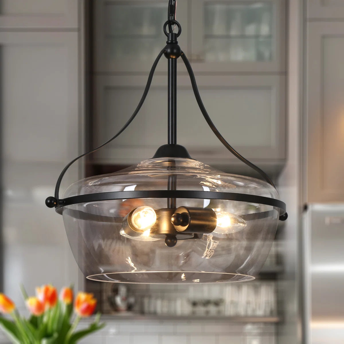 Lampa wisząca Eira Mid-Century Modern z trzema światłami i szklanymi miskami (25).webp__PID:dcce6680-3a71-4ba3-af99-cb3311e82c64