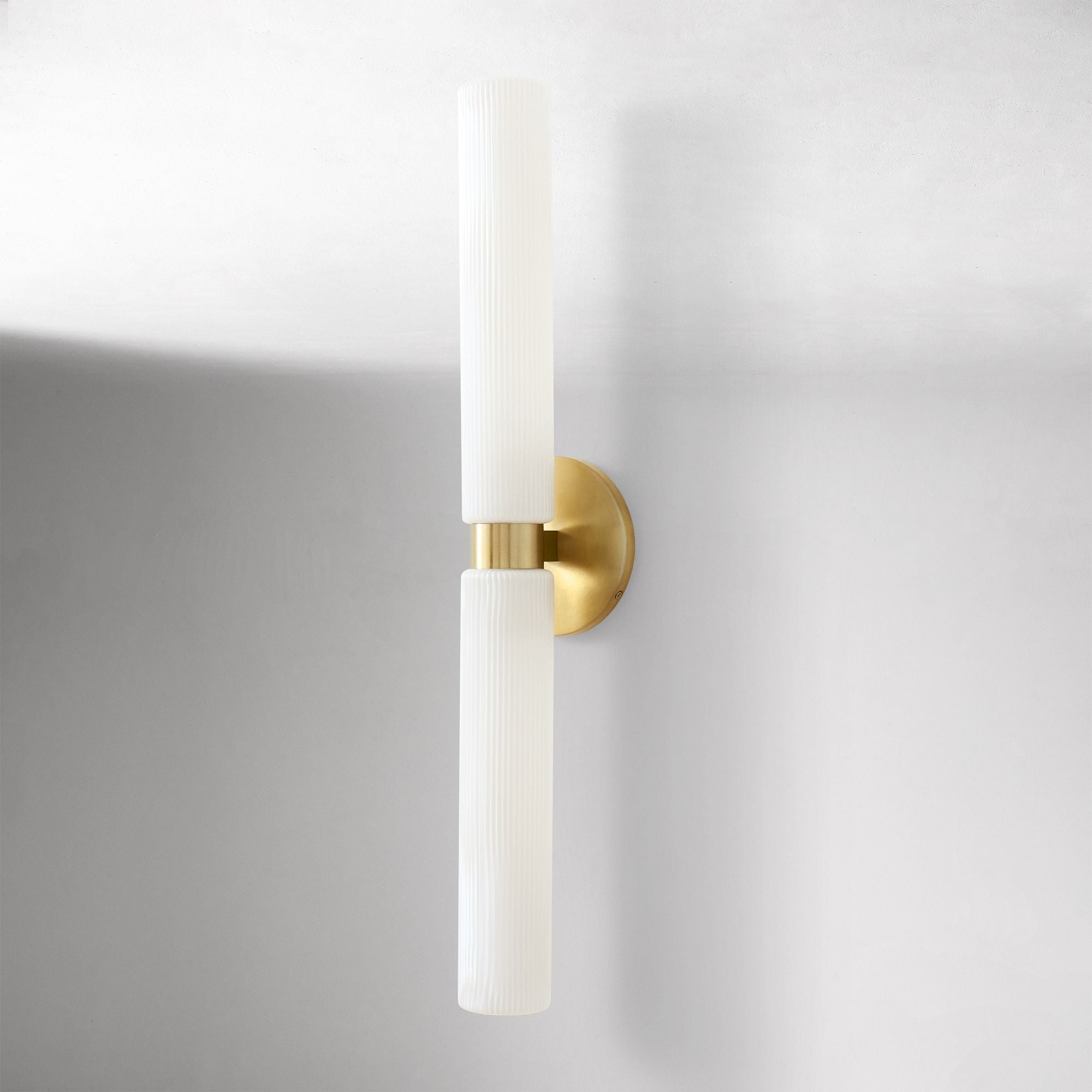 Dettaglio applique Bastian con finitura in ottone anticato