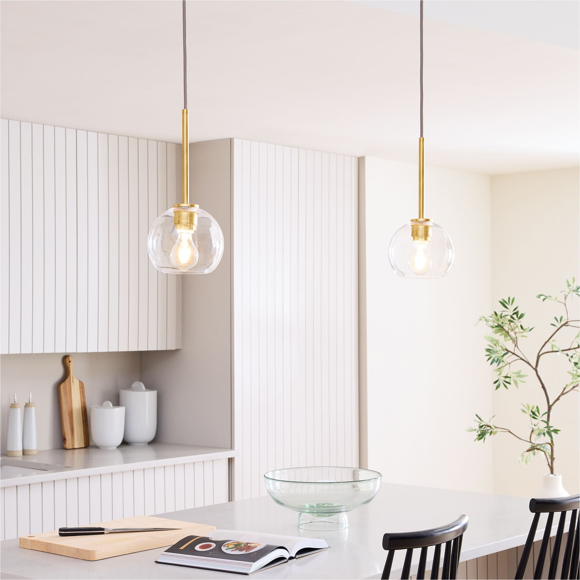 Lampada a sospensione a globo in vetro scultoreo Mireille scene1.webp__PID:04342f08-9ed6-4b96-8396-43c0f2961d94