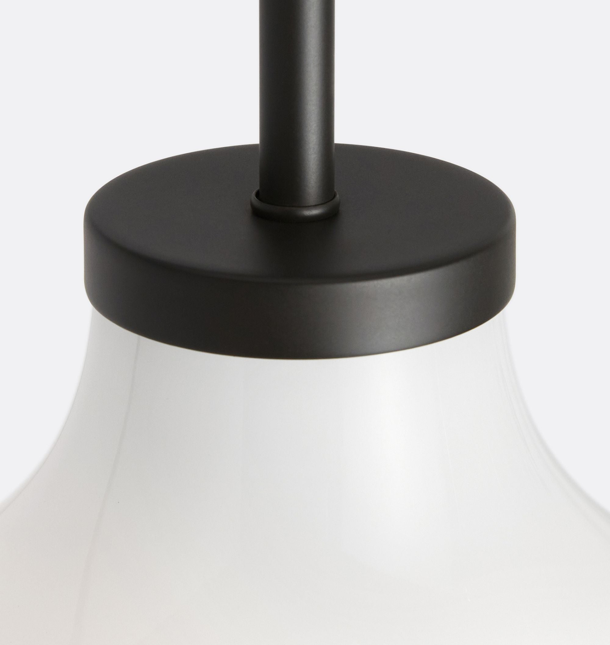 Moderne Pendelleuchte aus Milchglas (3).webp__PID:55ed2284-14ef-4a50-85a8-bff51c627c74