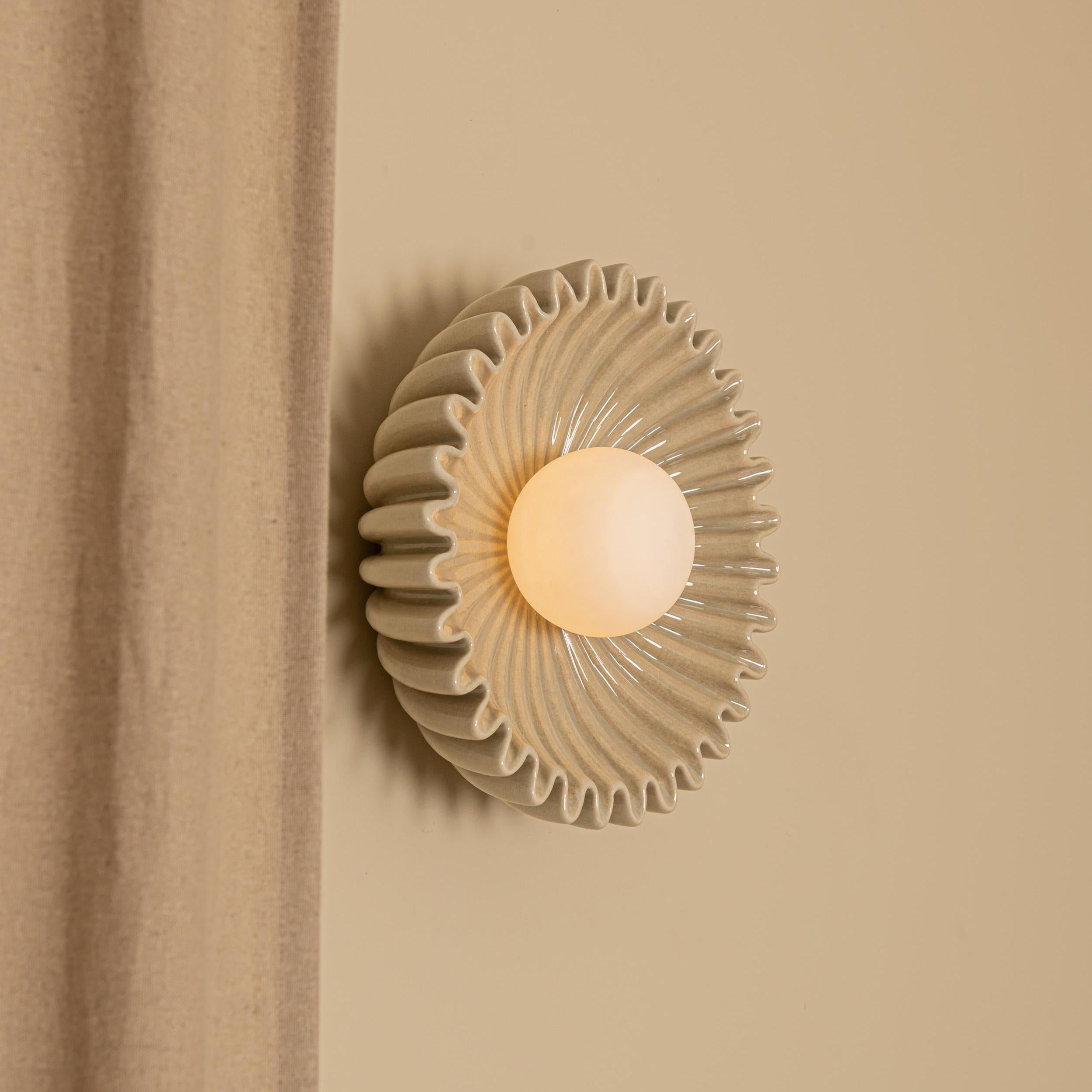 Applique da parete moderna ed elegante in ceramica Romy con fiori (3) (1).webp__PID:7e5d2c80-d1cc-4b0a-8a72-5376bcf13fb0