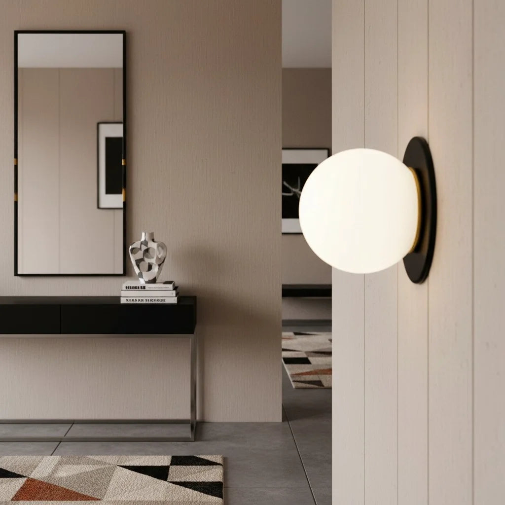 Aplique de pared con orbe de vidrio y latón minimalista clásico de Nria 4.webp__PID:f53e6186-0b62-434a-8009-37450d9e58e3