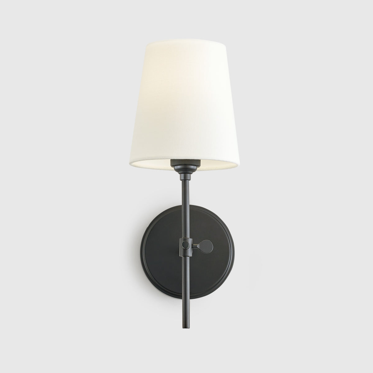 Applique murale à 1 lumière en laiton et tissu minimaliste Amberlyku2.webp__PID:b1419db4-c57a-4db6-9afd-e851b3e4f34f