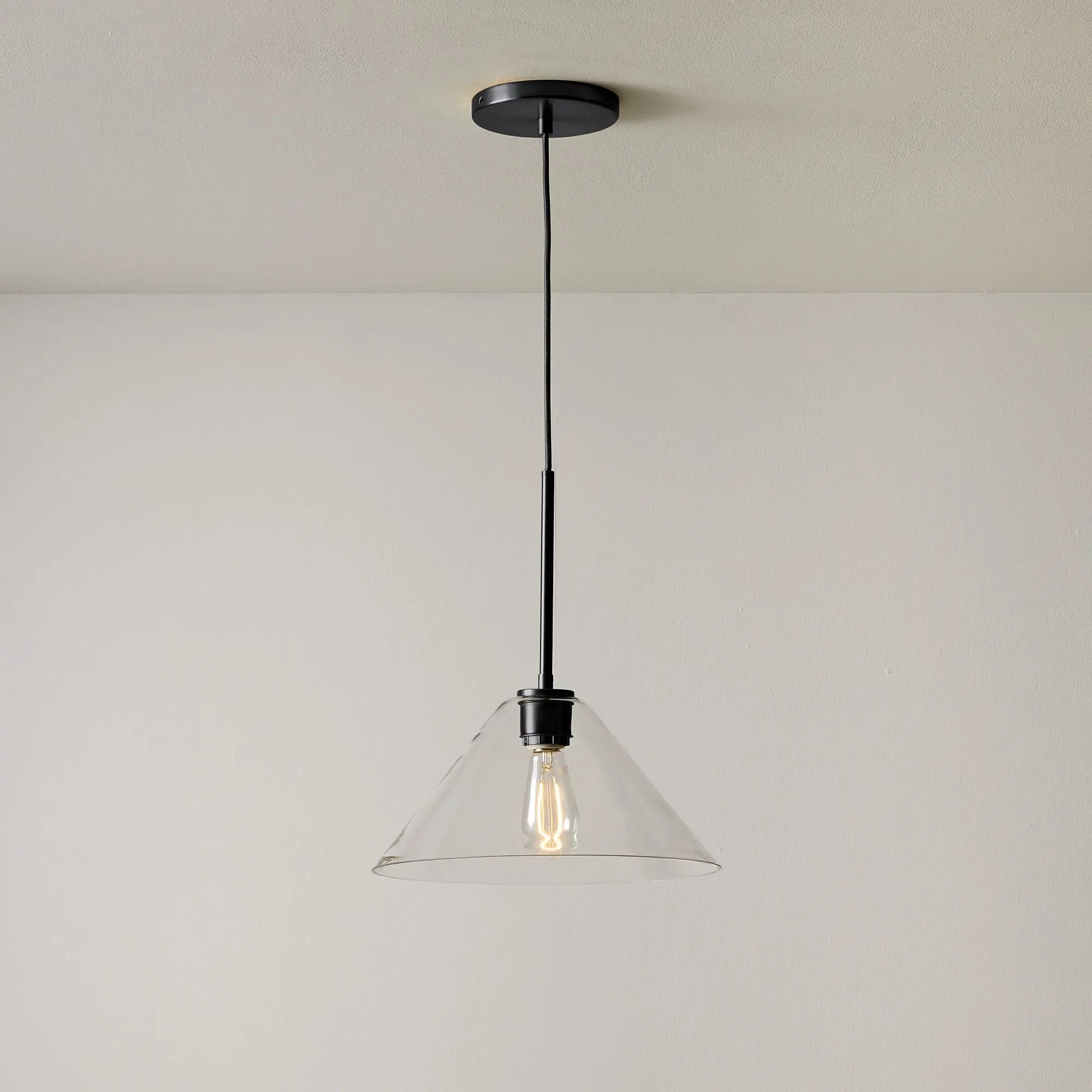Moderne kegelförmige Glas-Pendelleuchten von Sorelleku18.webp__PID:f99067f7-6b58-43cc-93c2-25185485b78c
