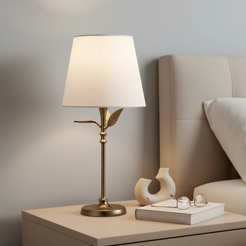 Lampada da tavolo Clara retrò in ferro battuto con pianta in ottone (19).webp__PID:be649bb3-f272-41f8-a514-6f169df0fac4