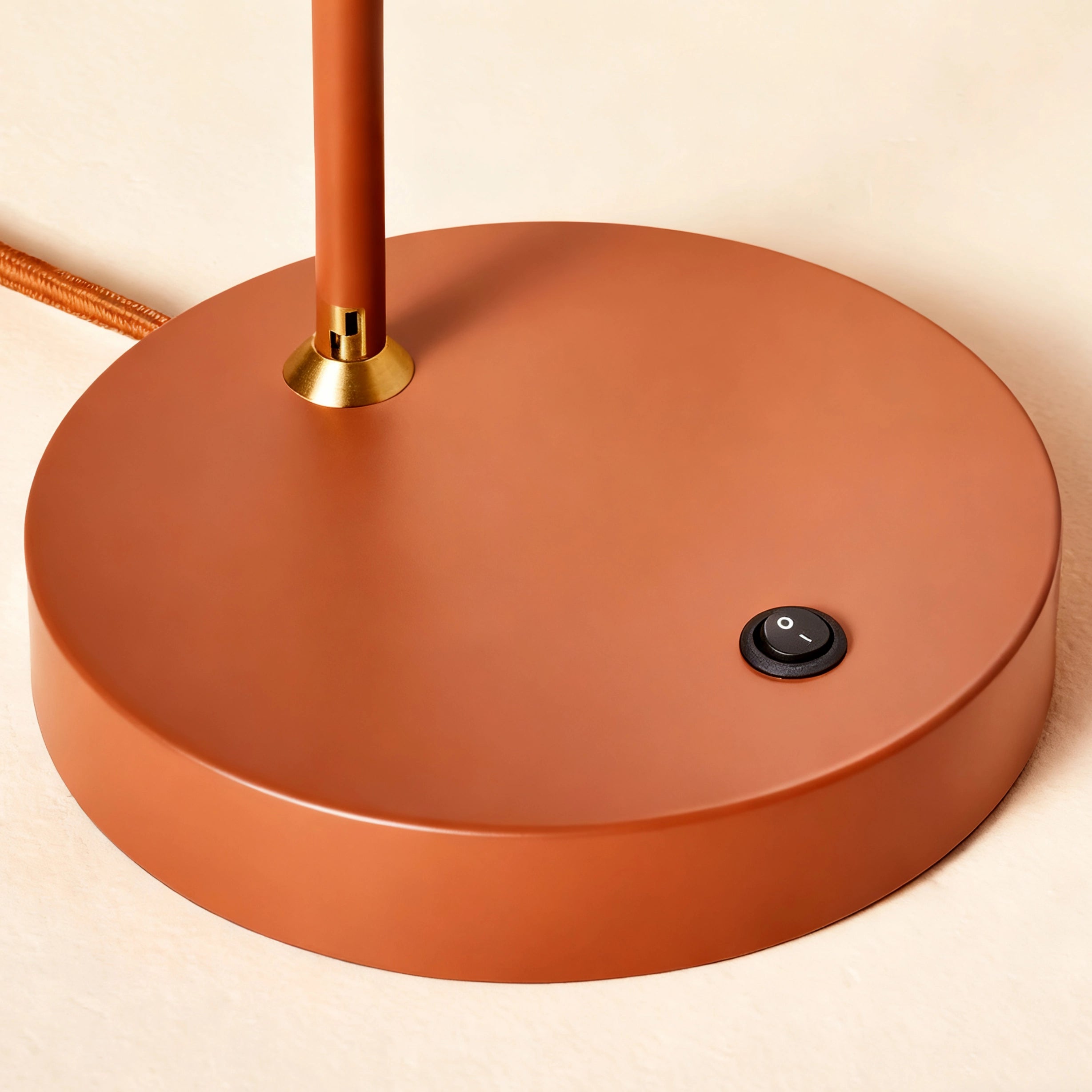 Lampada da tavolo moderna industriale orientabile in metallo Hilda3.webp__PID:8861d62b-ae0b-46d9-843e-367c1a115e3a
