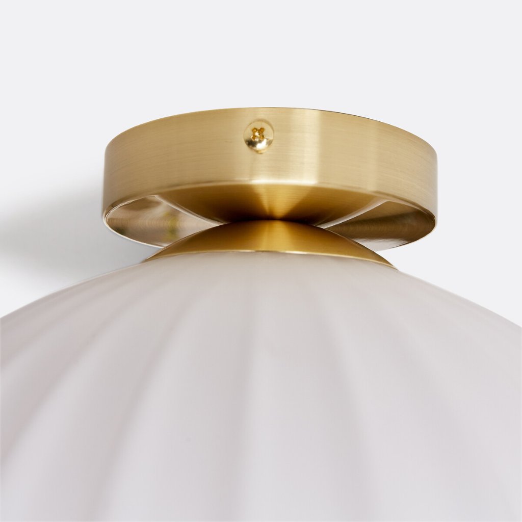 Plafoniera Conch in ottone e vetro bianco latte (4).jpg__PID:43c23e6a-c4e5-4f7c-9444-b263888653ec