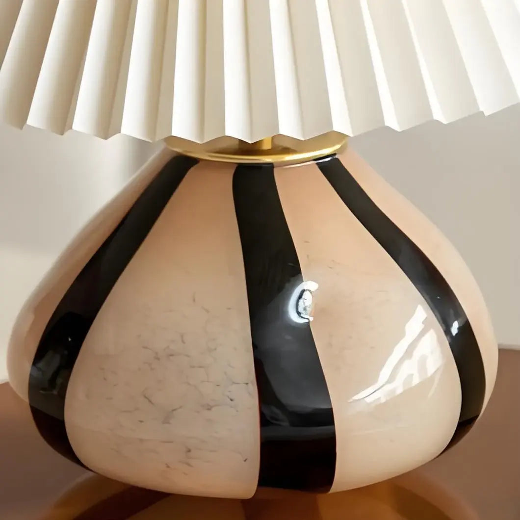 Lampada da tavolo in vetro tessuto plissettato Sylara Mid Centuryqt7.webp__PID:eaa9a4f6-11b2-4501-ba06-4b2769f1df42