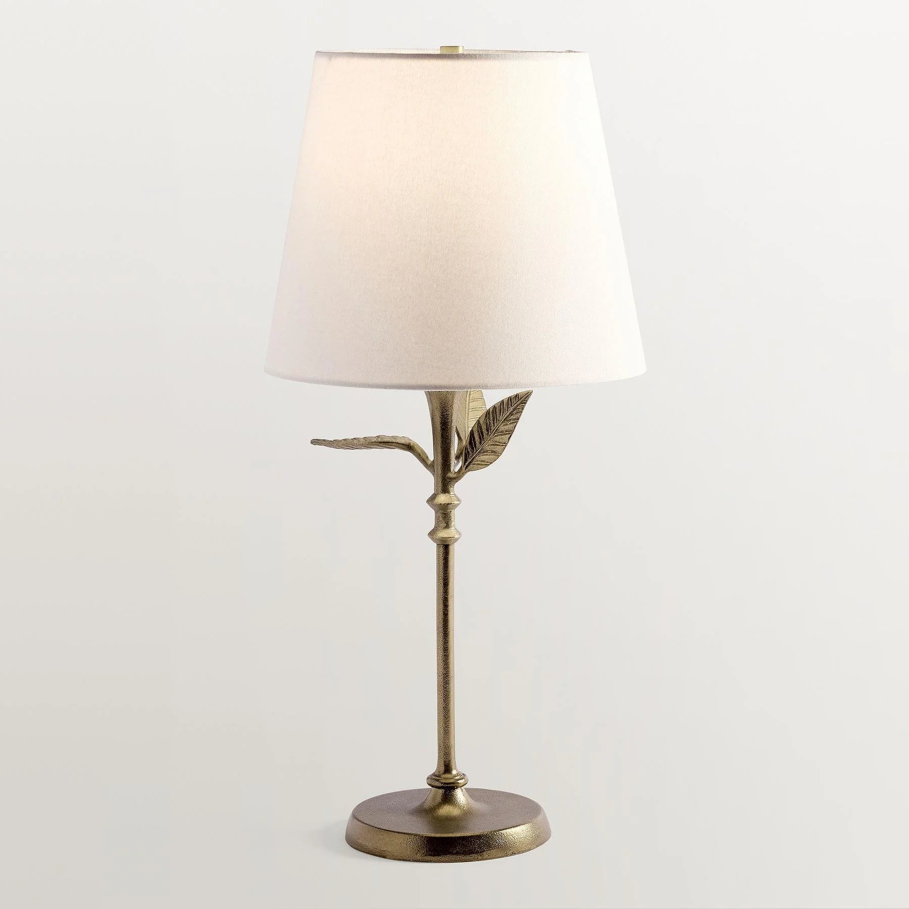 Lampada da tavolo Clara retrò in ferro battuto con pianta in ottone (2).webp__PID:7a2e455a-56cd-4192-8d49-8bd1e909be64