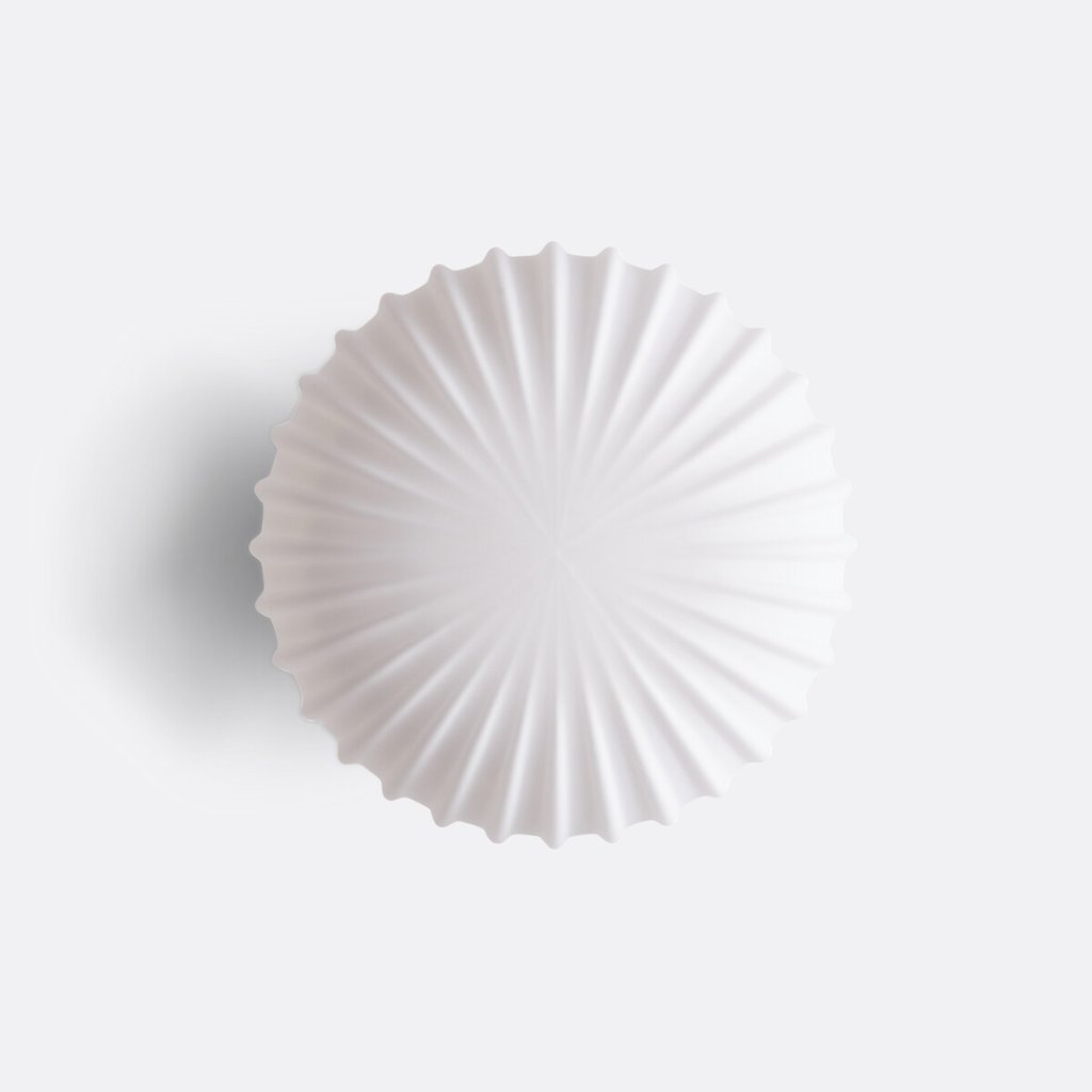Plafoniera Conch in ottone e vetro bianco latte (3).jpg__PID:e543c23e-6ac4-457f-bc14-44b263888653