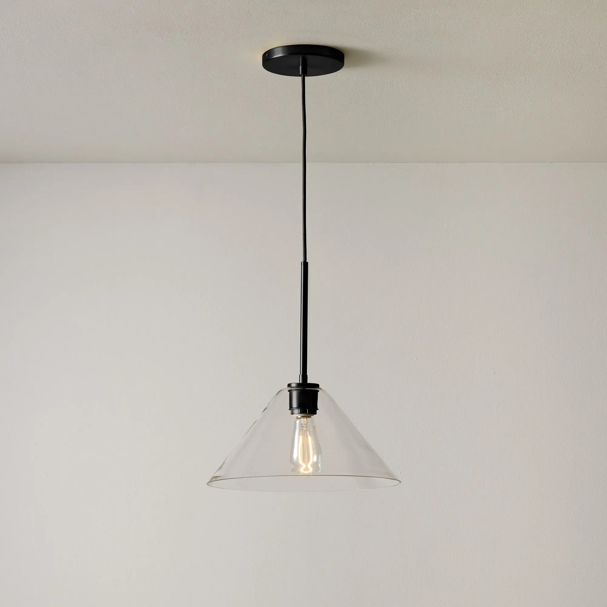 Moderne kegelförmige Glas-Pendelleuchten von Sorelleku7.webp__PID:3831a1fd-2609-41de-b749-a3c88be2aac6