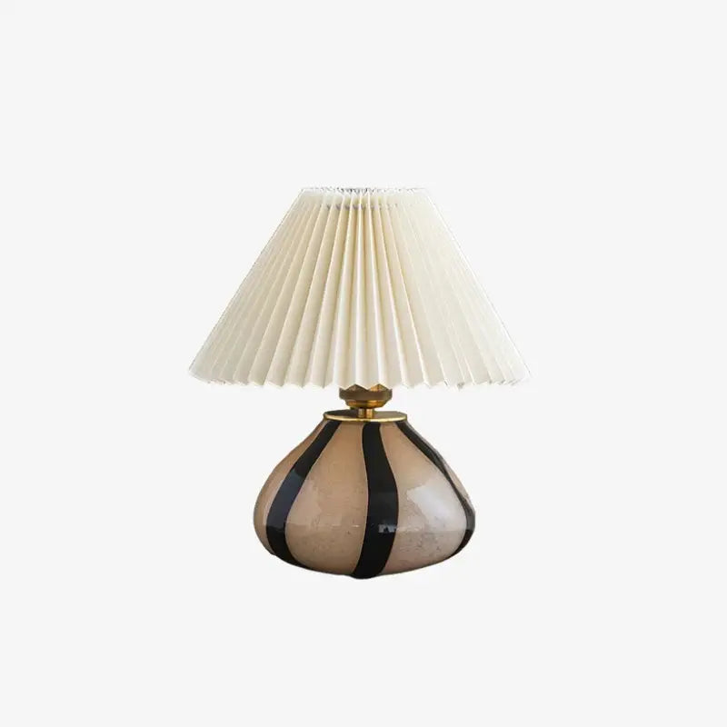 Lampada da tavolo in vetro tessuto plissettato Sylara Mid Centuryqt2.webp__PID:fbb12f48-6fea-49a4-b611-b2e5017a064b