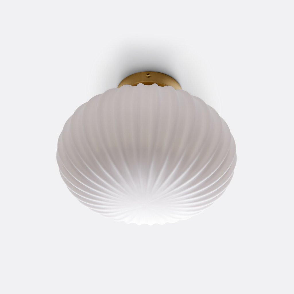 Plafoniera Conch in ottone e vetro bianco latte (2).jpg__PID:f0e543c2-3e6a-44e5-bf7c-1444b2638886