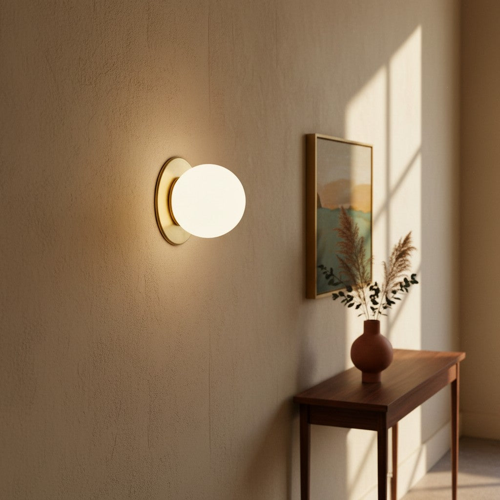 Aplique de pared con orbe de vidrio y latón minimalista clásico de Nria 4.jpg__PID:a0dad2f0-f4ca-4830-a3f9-eed516e4a10b