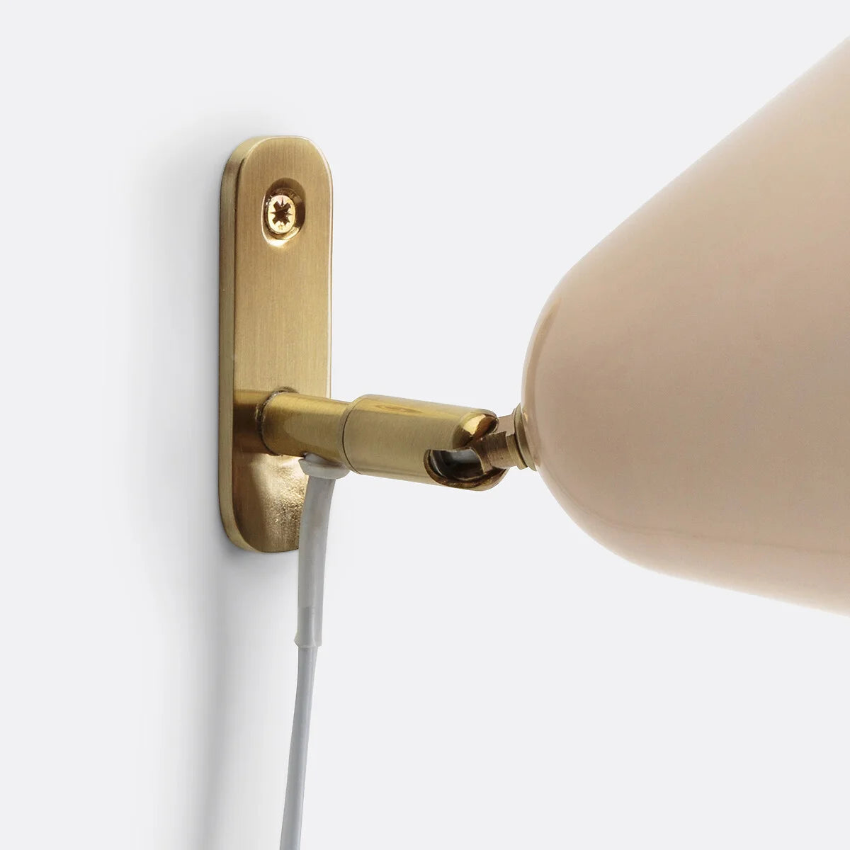 Aplique de pared de metal cónico minimalista moderno Phrike (14).webp__PID:187f1cab-62e0-4a45-ade8-2d5e75b089bb