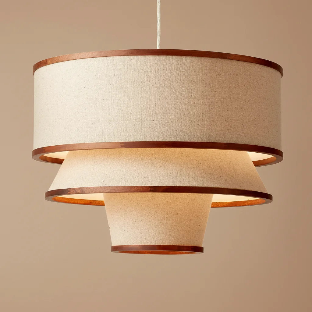 Lámpara colgante Caroline moderna de lino y madera de nogal 2.webp__PID:70edde3e-36e4-450b-a090-8b7e688d3d3d