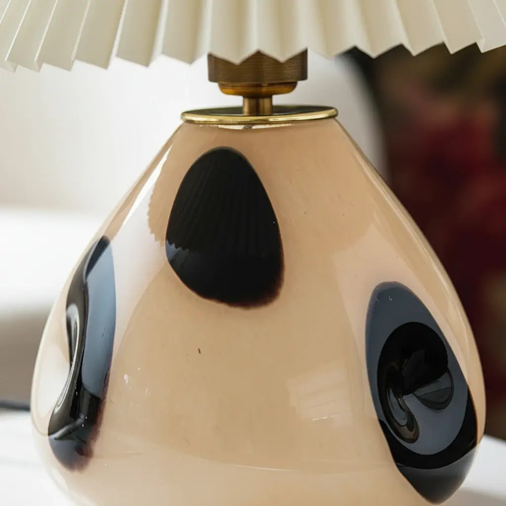 Lampada da tavolo in vetro tessuto plissettato Sylara Mid Centuryqt6.webp__PID:6feaa9a4-f611-42e5-817a-064b2769f1df