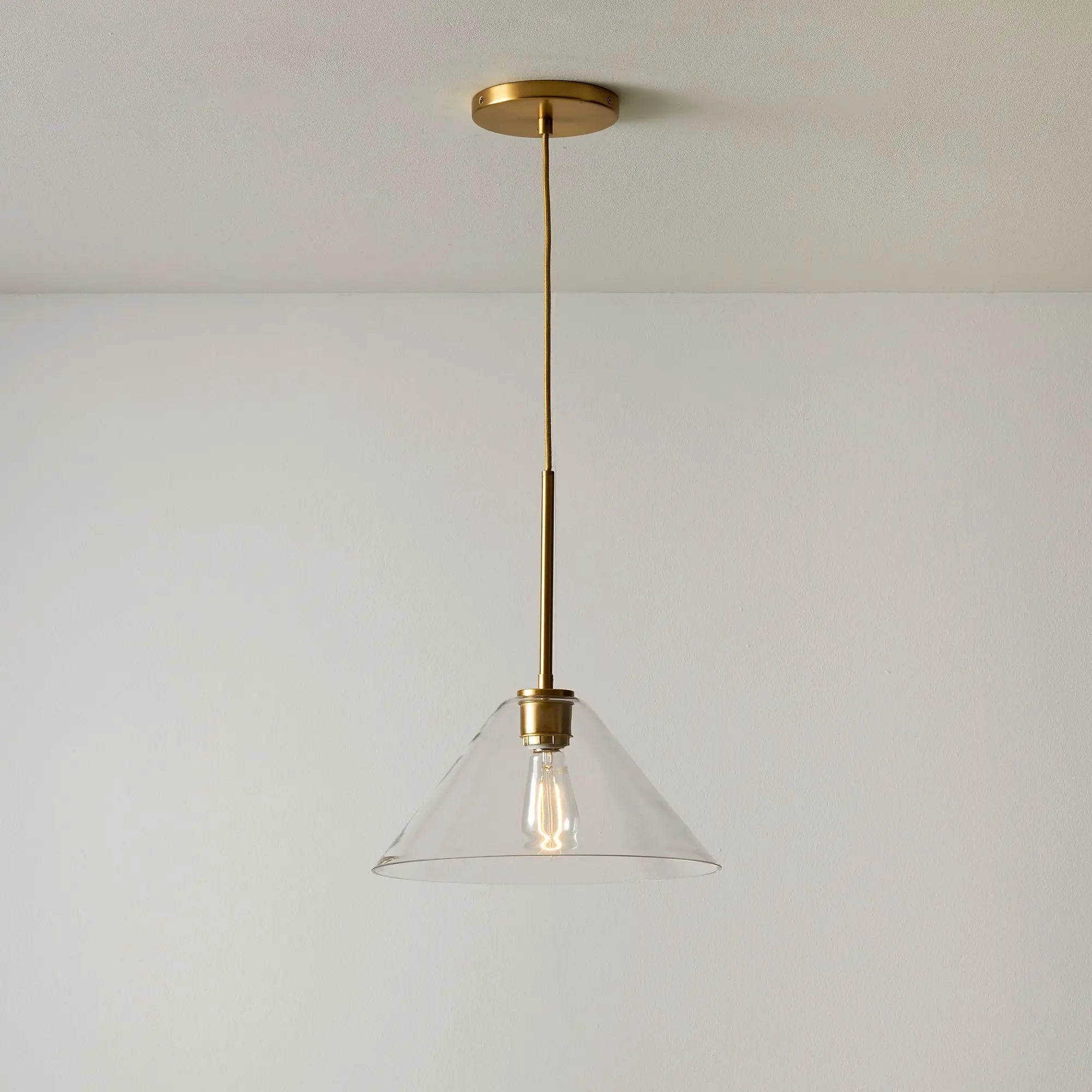 Moderne kegelförmige Glas-Pendelleuchten von Sorelleku3.webp__PID:10056c19-2133-4f89-9e90-70d90b37f12f