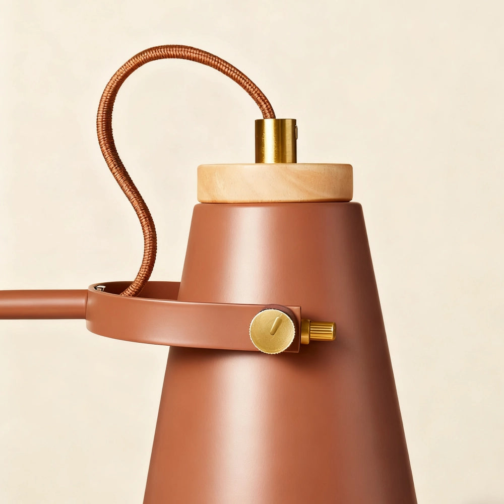 Lampada da tavolo moderna industriale regolabile in metallo Hilda2.webp__PID:be8861d6-2bae-4bf6-9944-3e367c1a115e