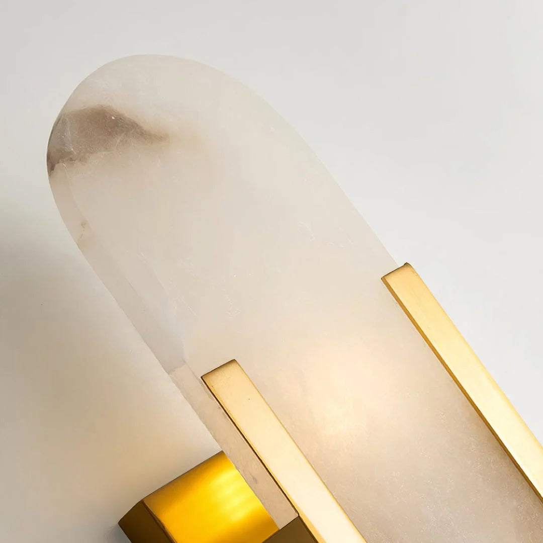 Hildur Moderne vertikale Alabaster-Wandleuchte3.webp__PID:50717395-5e65-4e31-ba8c-ab65eedbcb3b