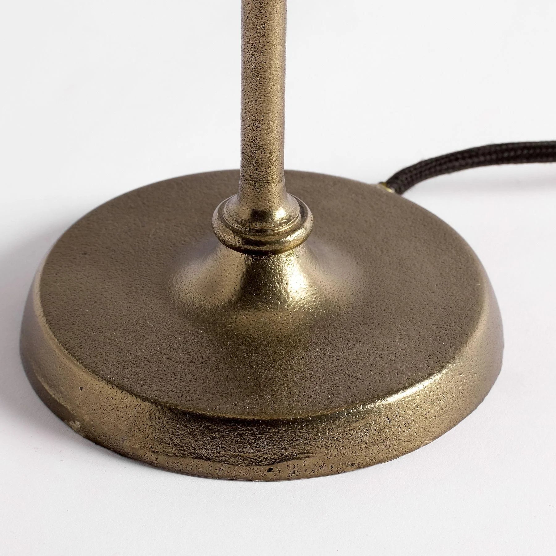 Lampada da tavolo Clara retrò in ferro battuto con pianta in ottone (3).webp__PID:2e455a56-cd01-42cd-898b-d1e909be649b
