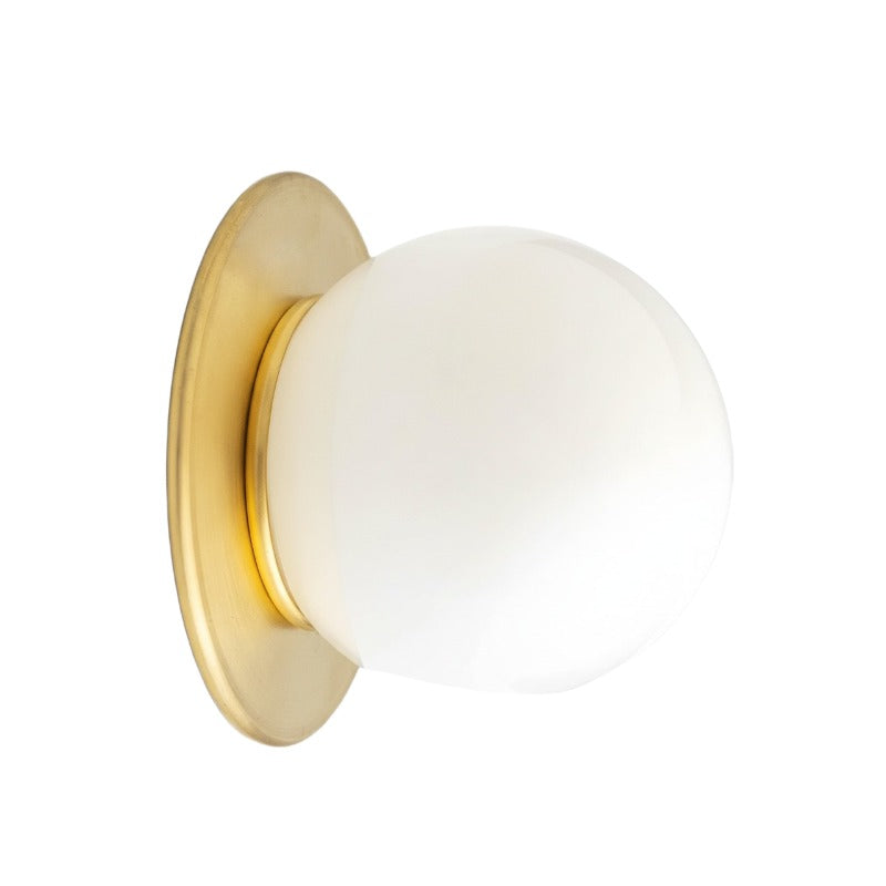Aplique de pared con orbe de vidrio y latón minimalista clásico de Nria sku1.jpg__PID:3eb05955-babf-49e6-b18e-e685809160c6