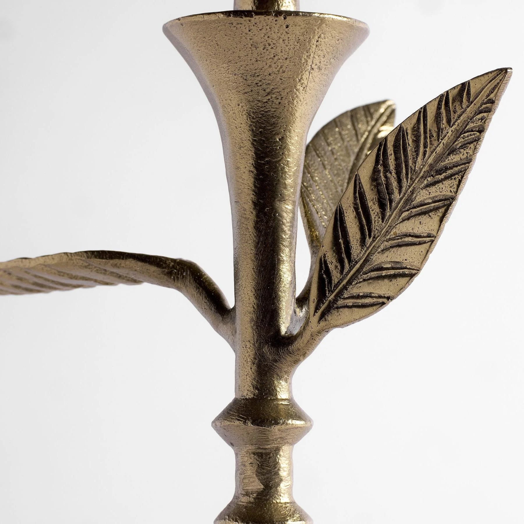 Lampada da tavolo Clara retrò in ferro battuto con pianta in ottone (4).webp__PID:455a56cd-0192-4d49-8bd1-e909be649bb3