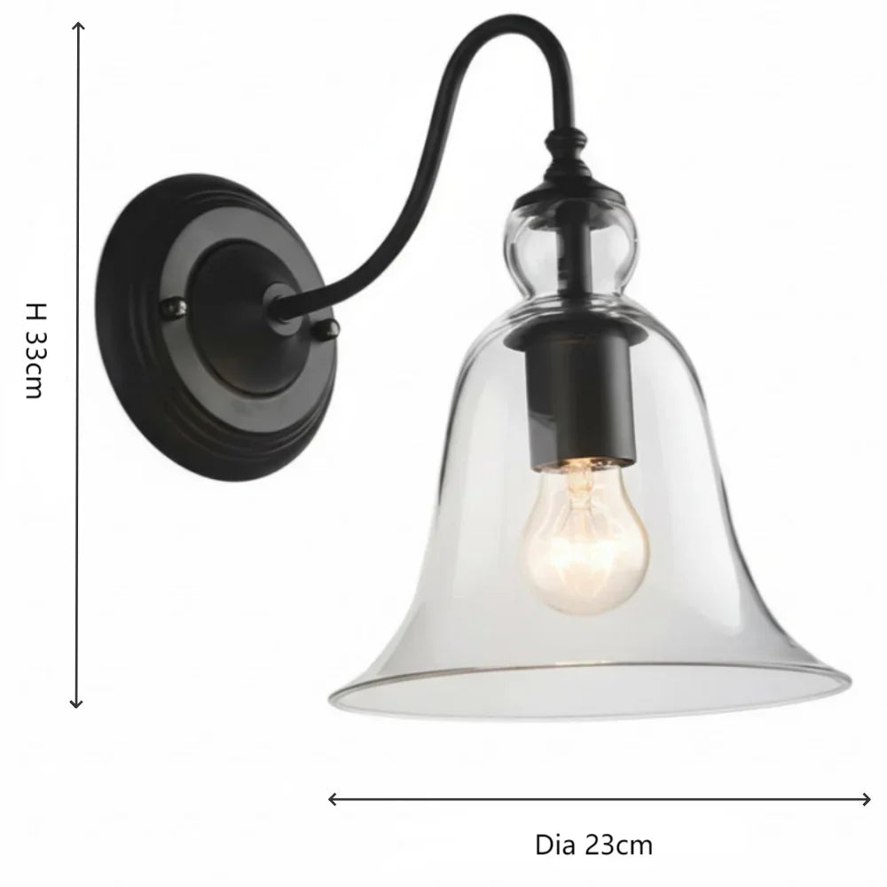Lampada da parete Riggs con paralume a campana in vetro trasparente.webp__PID:0fc00b88-e9ac-4a18-a033-5ee67762d9f0