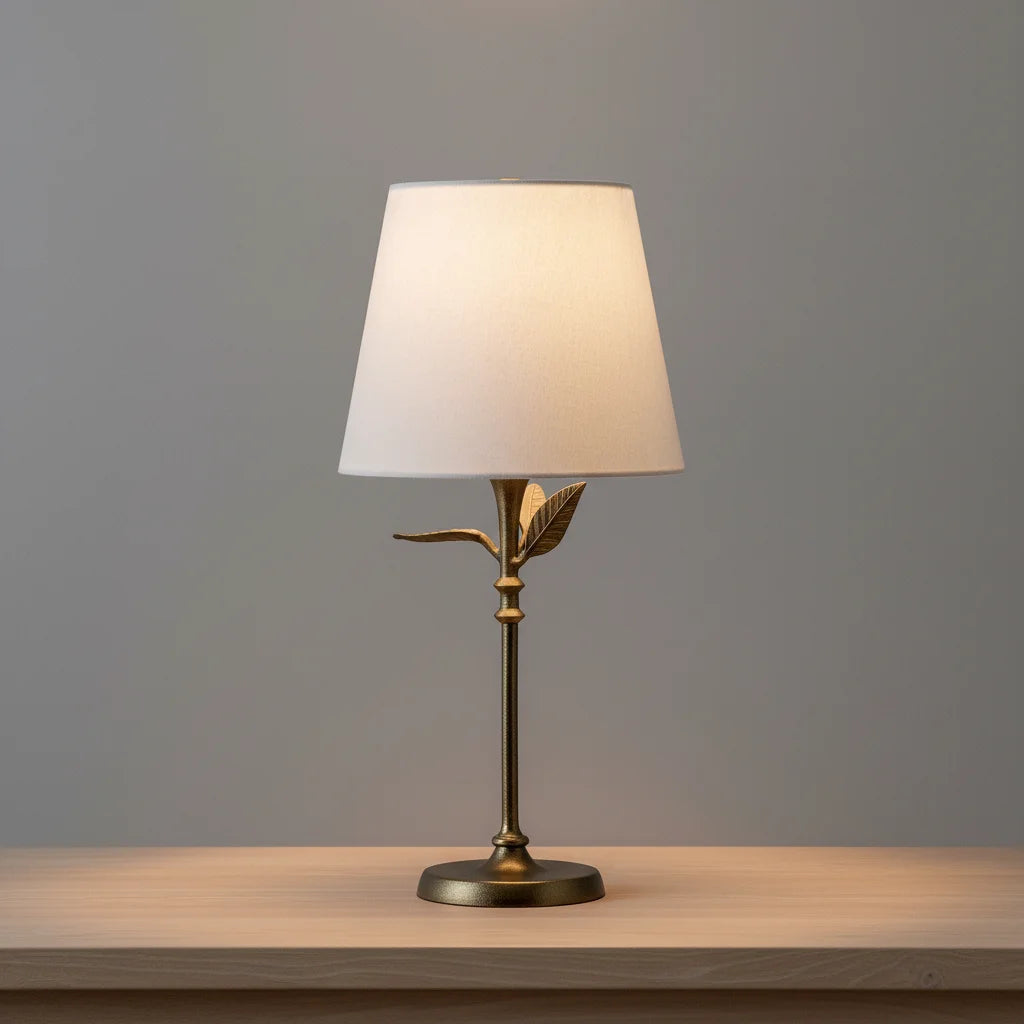Lampada da tavolo Clara retrò in ferro battuto con pianta in ottone (16).webp__PID:d1e909be-649b-43f2-b201-f8a5146f169d