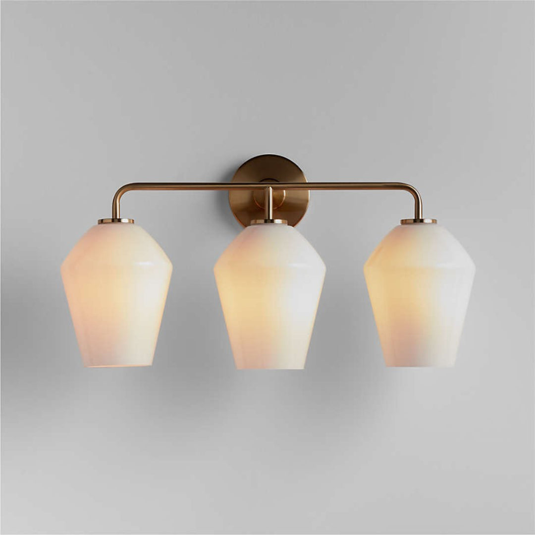 Elara Applique moderno vetro metallo geometrico ottone latte.webp__PID:3090f404-22cb-427e-85c1-94b93a59defe