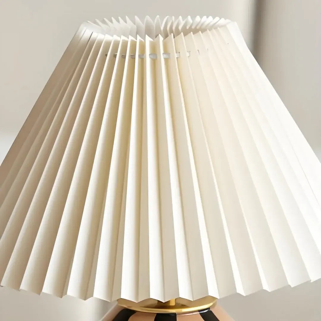 Lampada da tavolo in vetro tessuto plissettato Sylara Mid Centuryqt5.webp__PID:486feaa9-a4f6-41b2-a501-7a064b2769f1