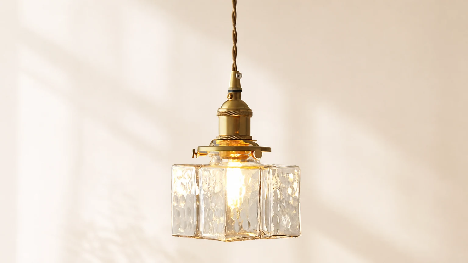 Jewel Glass Brass Pendelleuchte in einem warmen Interieur