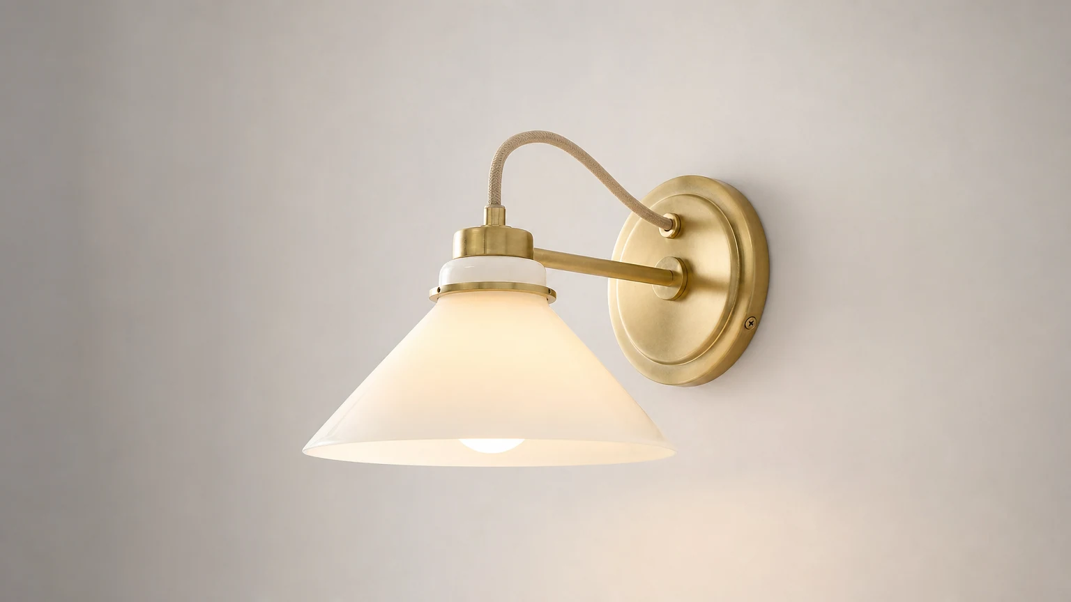 Die Wandleuchte Brielle Industrial Flared Wall Scone ist in einer warmen Innenraumszene installiert.