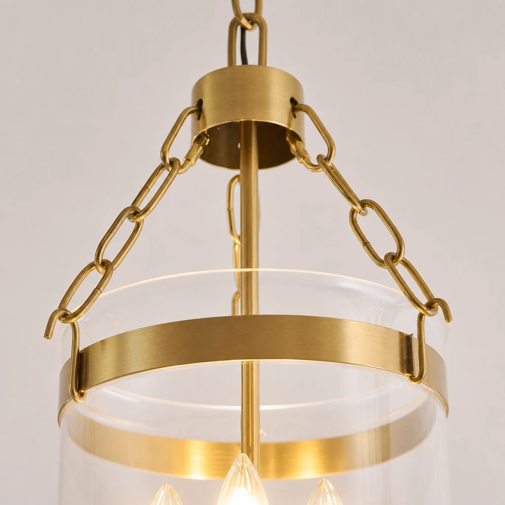 Lampe suspendue Chelsea : gros plan sur la structure en métal doré et en verre transparent