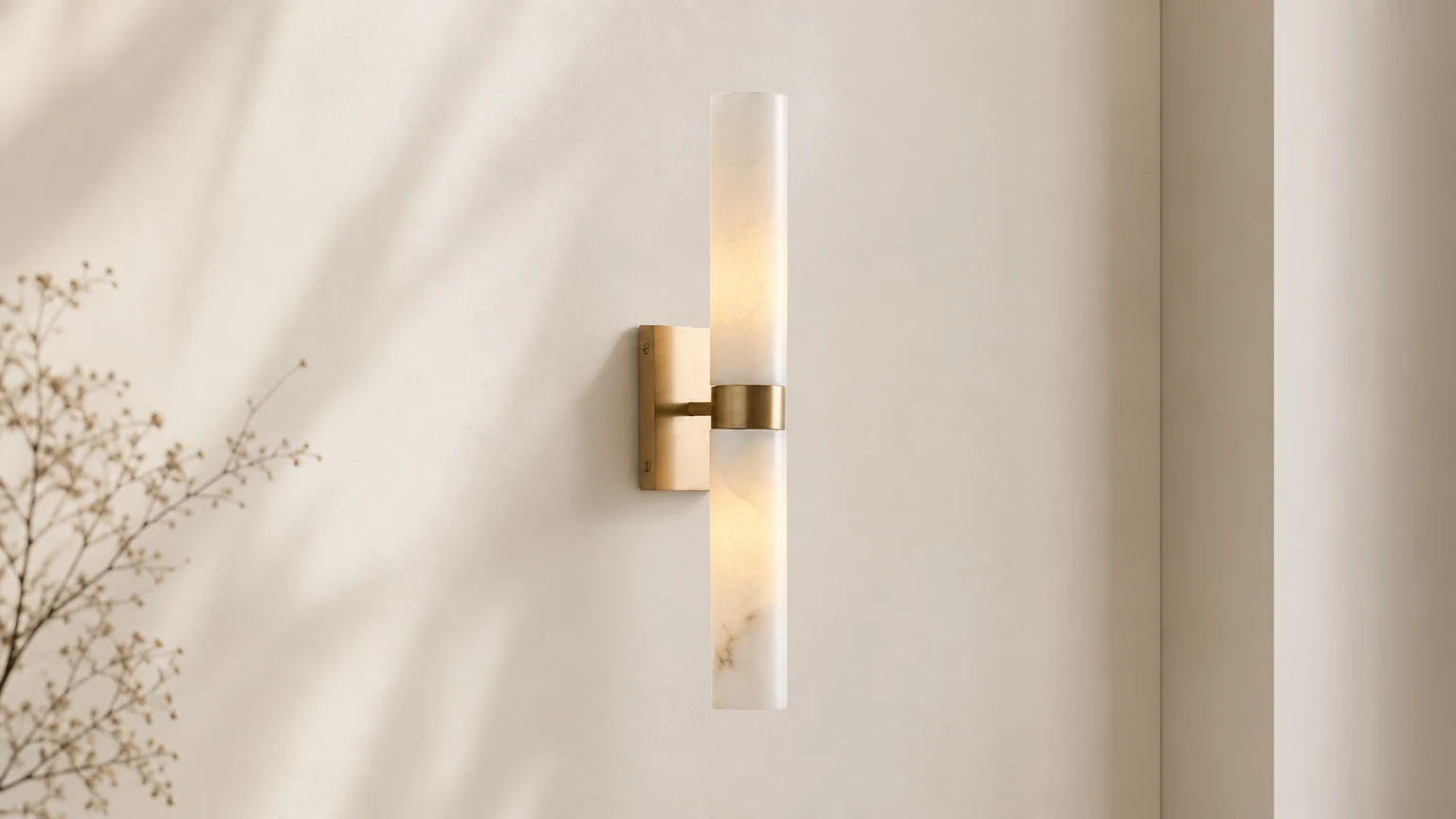 Applique da parete Dani Modern con doppio tubo in alabastro, perfetta per un ambiente interno caldo e accogliente.