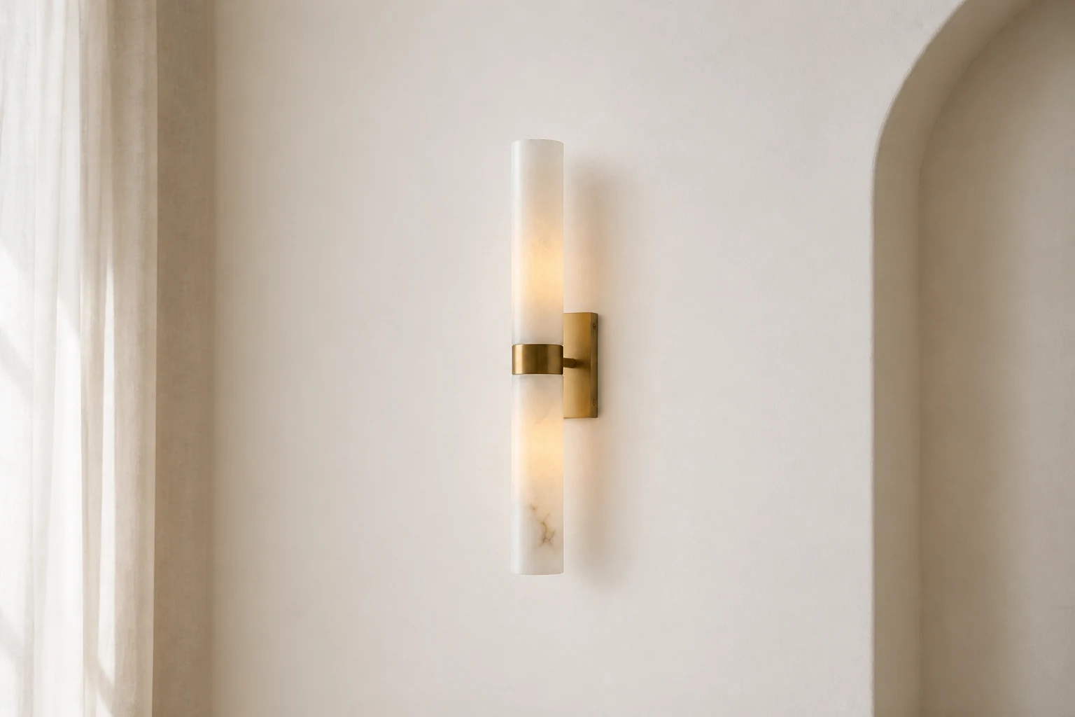 Applique da parete Dani in alabastro in un ambiente lifestyle con luce soffusa.