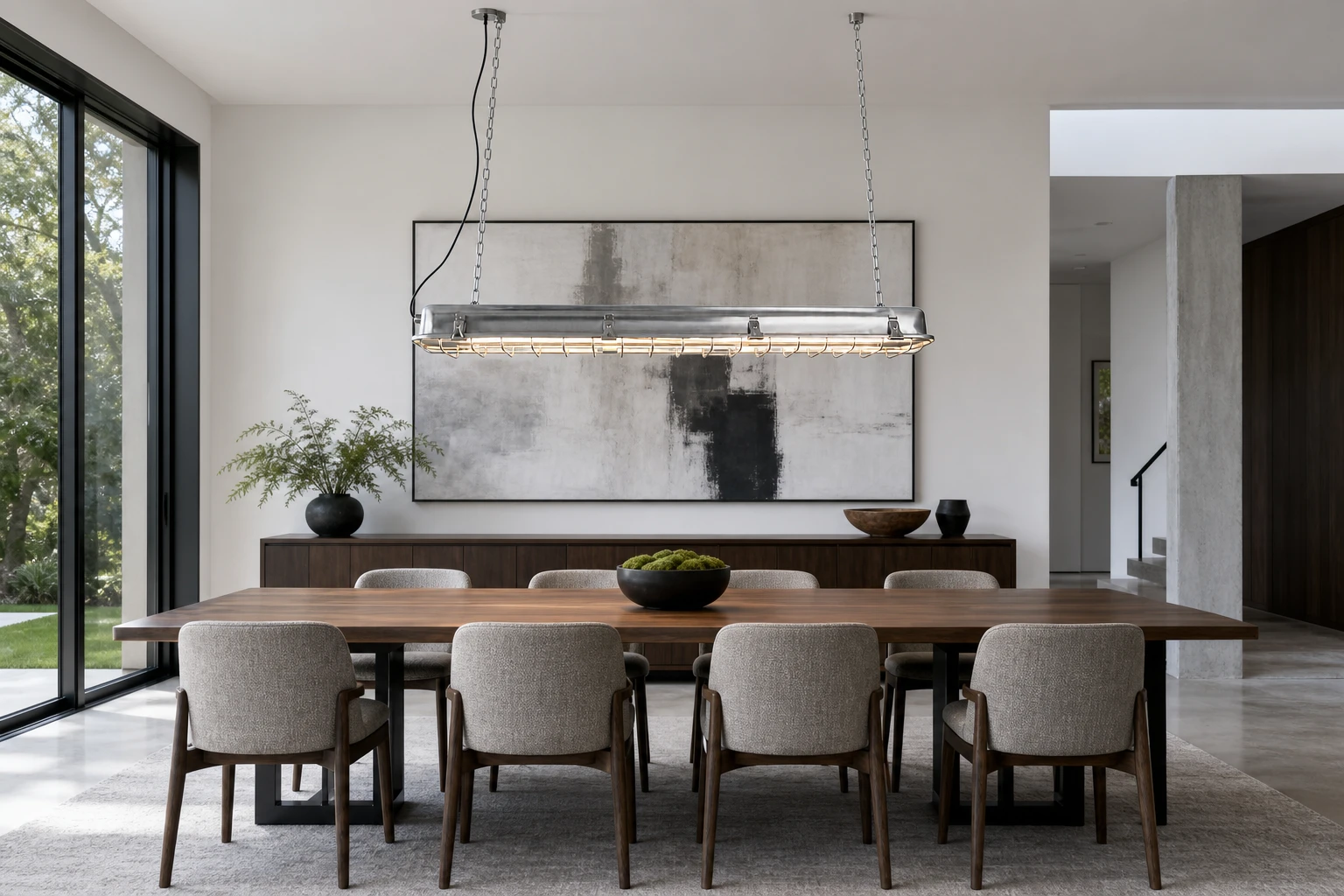 Lámpara colgante lineal GTA Cage sobre una mesa de comedor larga