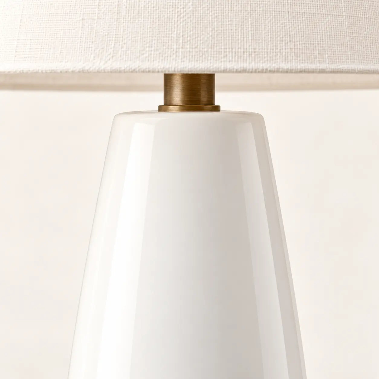 Sculpted rounded lamp base detail